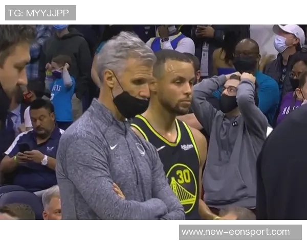 库里赛后与普尔和卢尼深情拥抱展现勇士团队精神永远的家人情谊