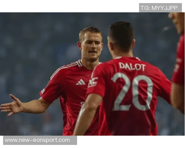 德里赫特社交媒体分享庆祝照片感谢曼联球迷支持艰难比赛后的喜悦