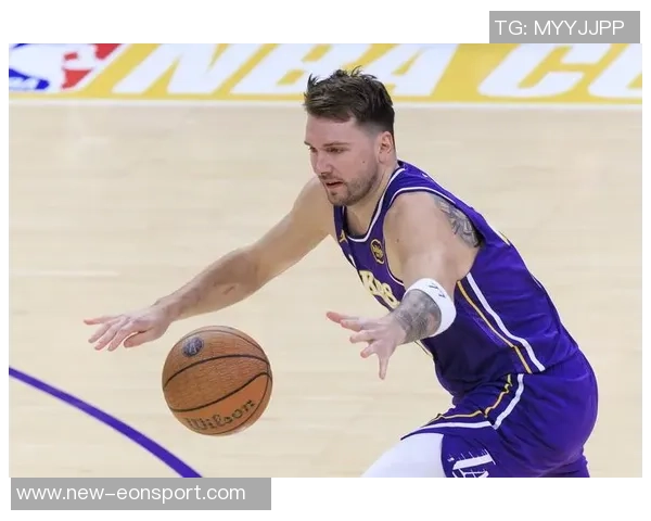 里夫斯谈与詹姆斯东契奇共打球的责任感与自我期许